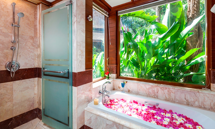 Lagoon Poolside with Bathtub